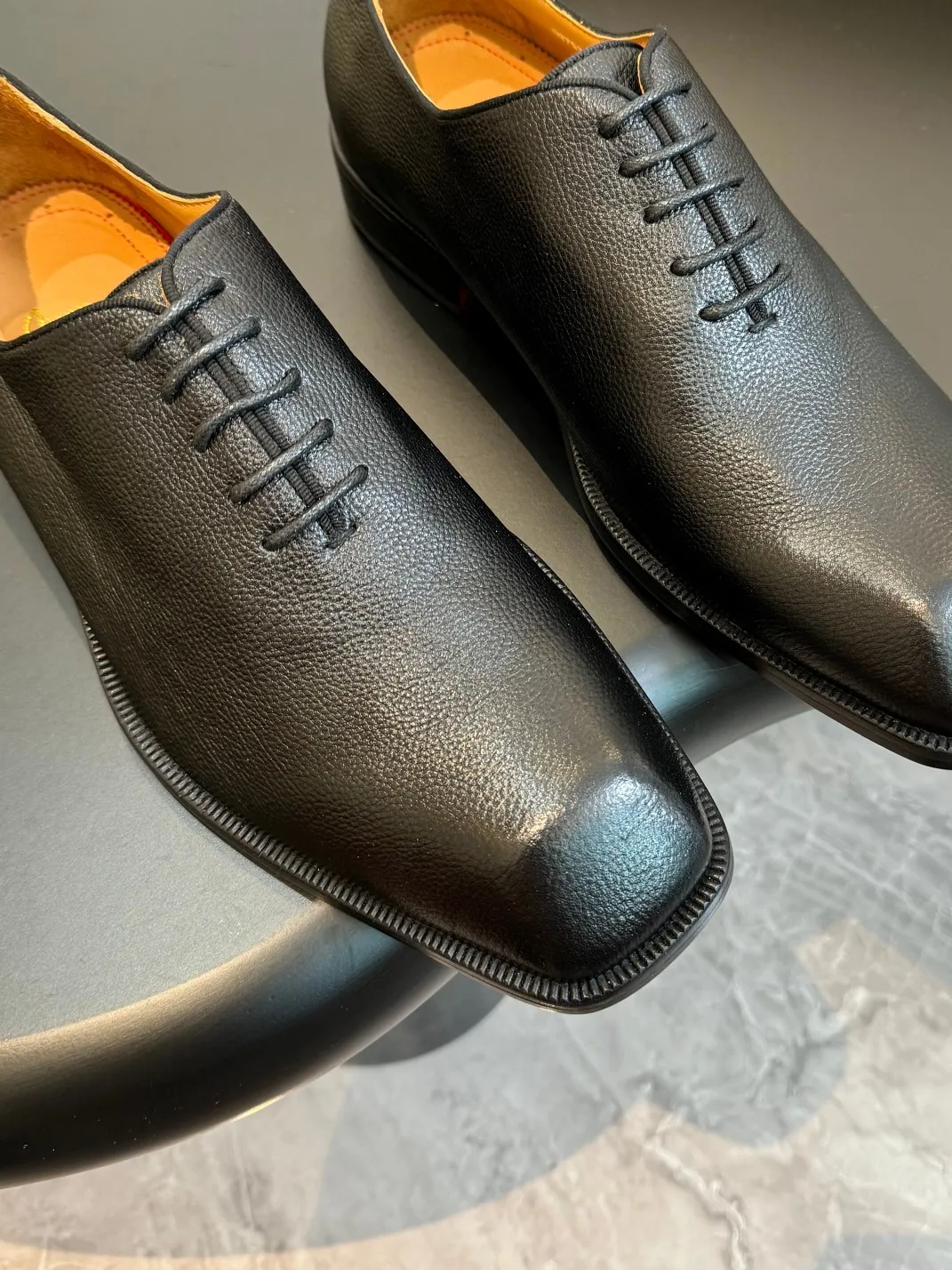 [CL red-soled shoes] Top P: 1020💰 Size 39-44 (⚠️38.45.46 custom-made, non-refundable and non-exchangeable) 🆑High-end men’s business formal leather shoes, original and genuine top-quality goods ••✅💯 Top-quality original order purchasing agent! Original imported patterned cowhide ➕Imported cowhide lining ➕Cowhide feet ➕Original leather outsole~🉑️Feel free to compare the authentic ones!